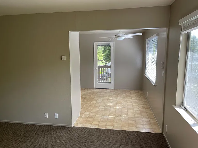 560 University Dr #7 — Photo 3