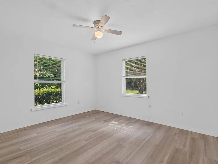 6821 NW 39th Ave — Photo 17