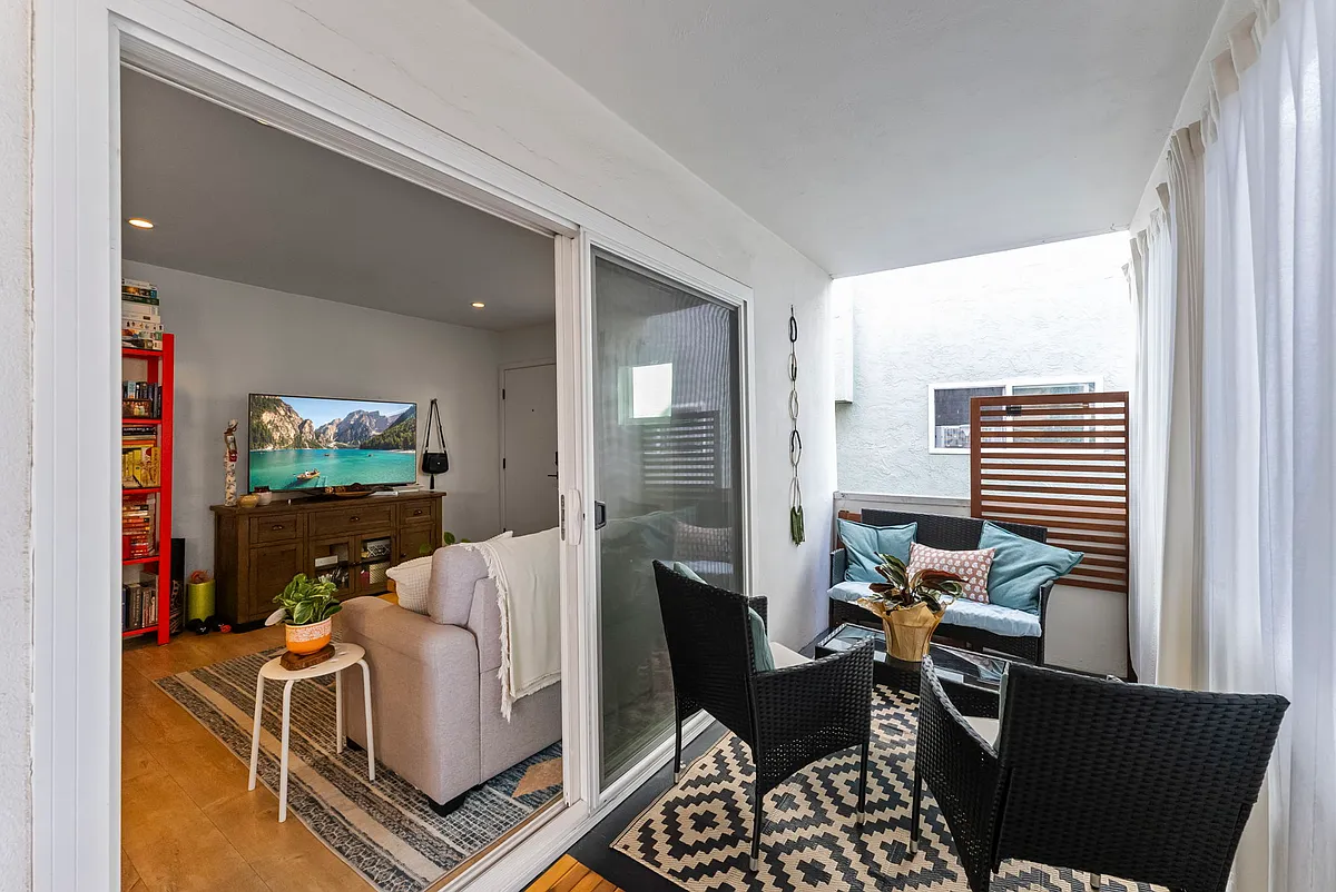 Great Indoor outdoor space - 4019 Georgia St #1