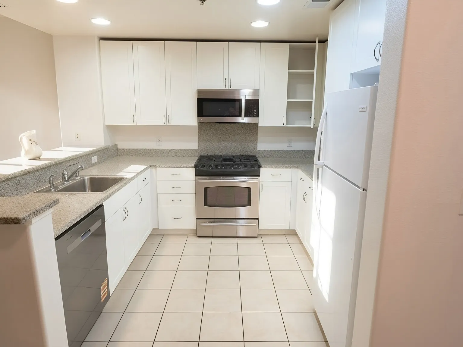 1 bed, 908 sqft, $3,295 — Photo 3