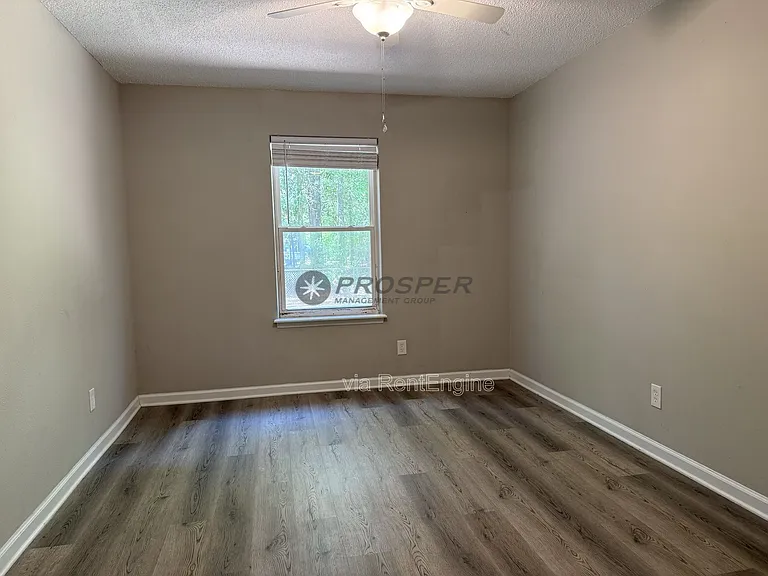 1047 Oakcrest Dr — Photo 16