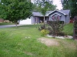 566 Carolyn Ln, Somonauk, IL 60552