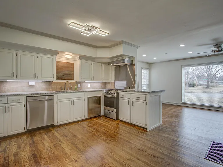 4252 S Cincinnati Ave — Photo 4