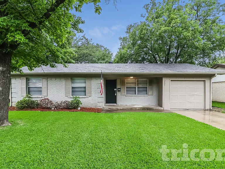 3221 Edgebrook Dr — Photo 2