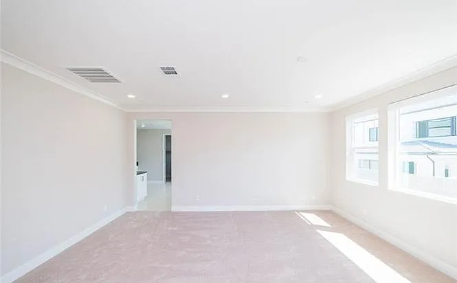 63 Harlow — Photo 14