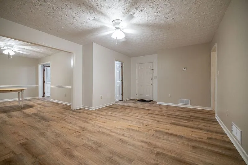 3 bed, 2.0 bath, 1328 sqft, $1,990 — Photo 2