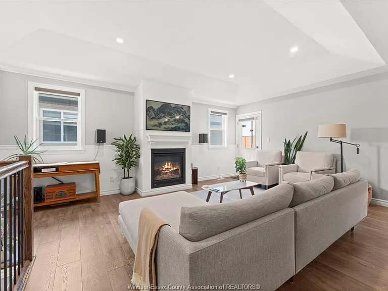 3185 Viola Cres — Photo 4