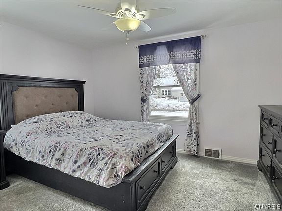 3rd image of 194 Royal Pkwy W