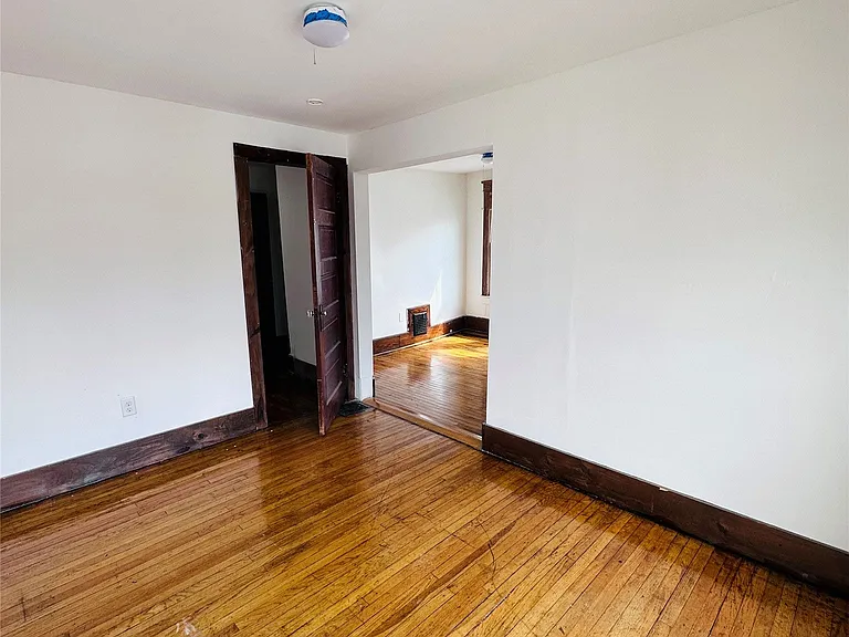 210 Squires Ave — Photo 16