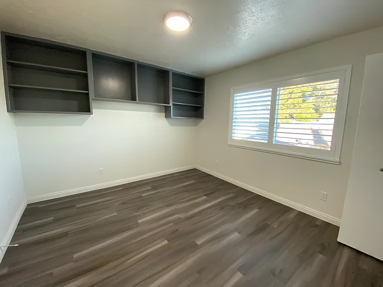 352 E College St — Photo 8