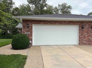 2343 Lakeshore Dr #26, Pekin, IL 61554