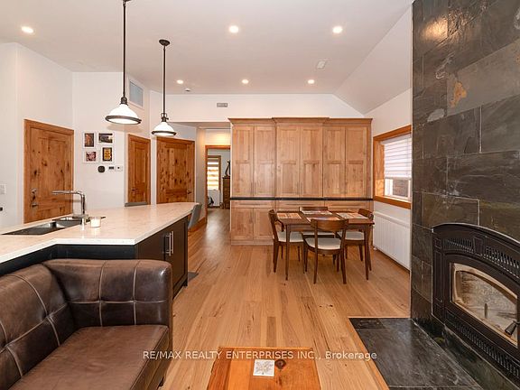 4th image of 837 Kingston Rd