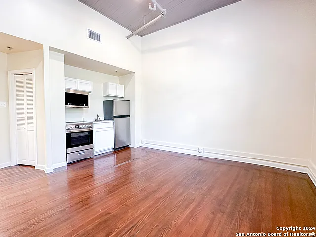 245 Losoya St #B — Photo 6