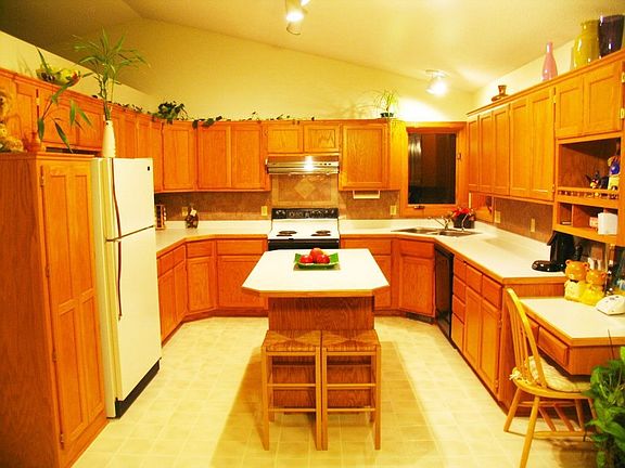 2nd image of 645 Parkwood Cir