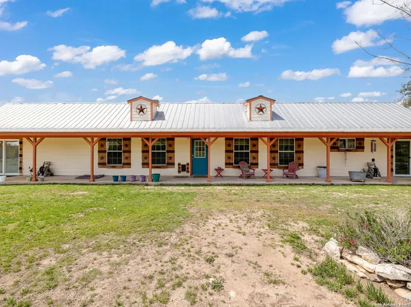 404 Lake Rd, Pipe Creek, TX 78063