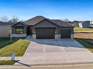 22904 S Ridgeview Dr, Peculiar, MO 64078