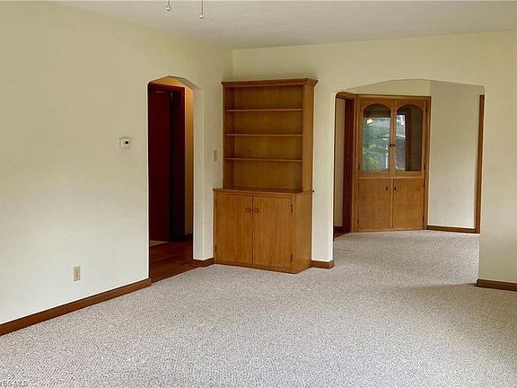 4th image of 585 Giffen Dr
