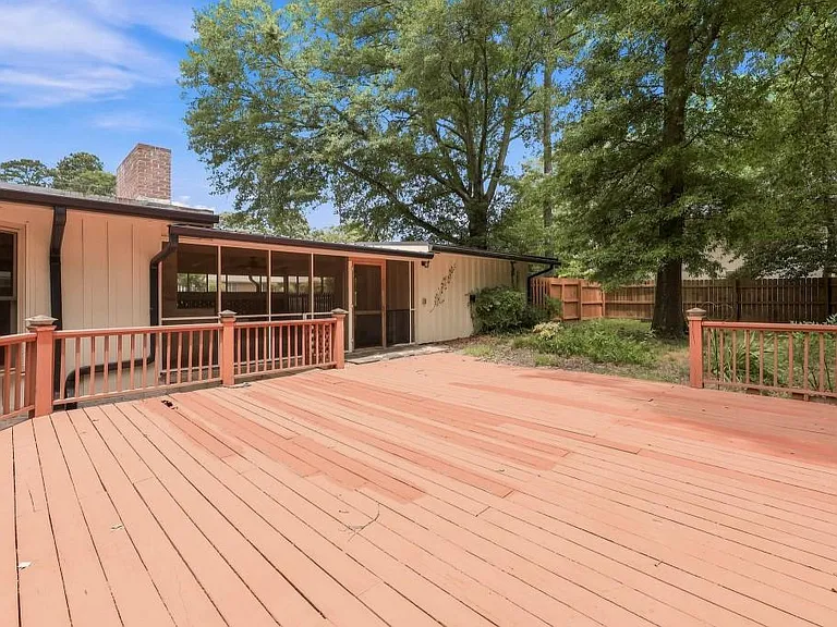 989 Rudolph St — Photo 3