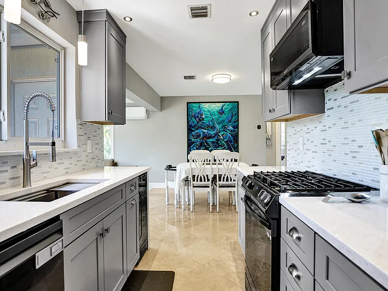 1041 SW 32nd St — Photo 23