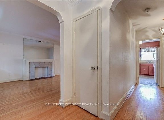 4th image of 889 Royal York Rd