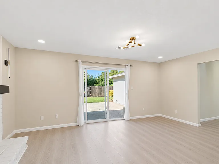 9792 Broadmoor Dr — Photo 5