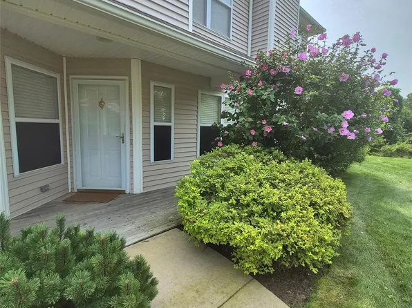2501 Willow Pond Drive, Riverhead, NY 11901
