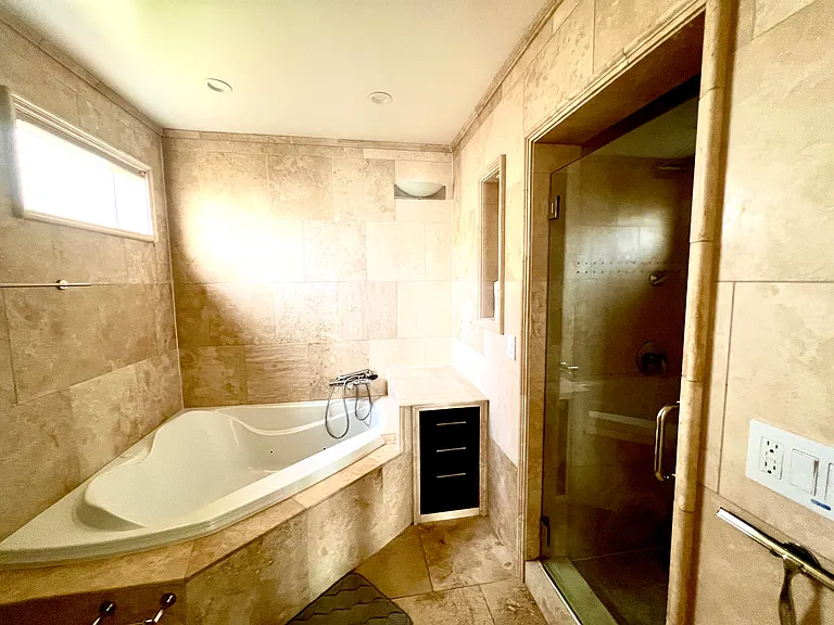 2844 Derby St — Photo 13