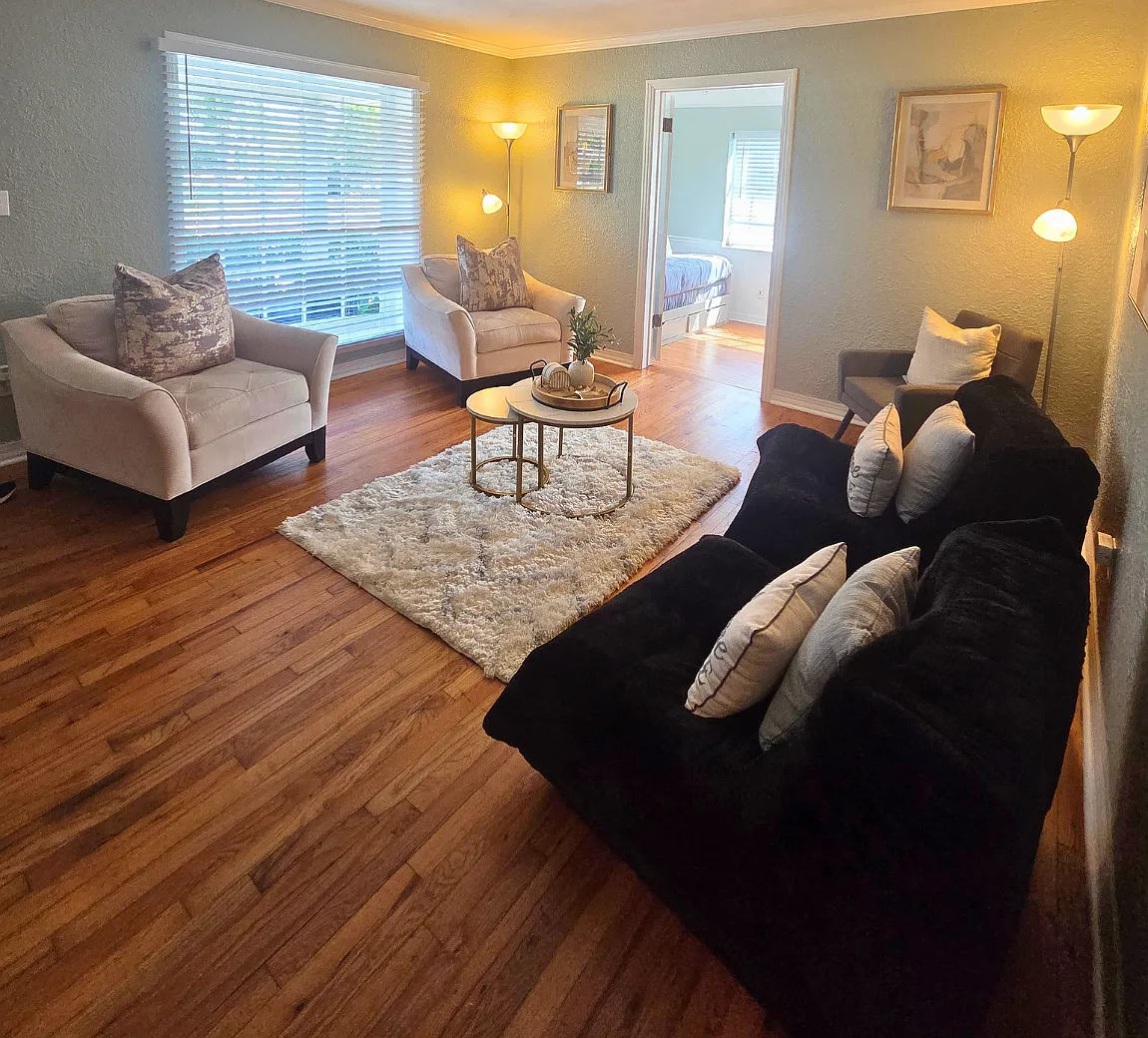 3 bed, $2,300 — Photo 2