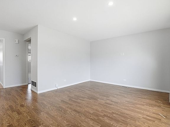 3rd image of 1S300 Stratford Ln