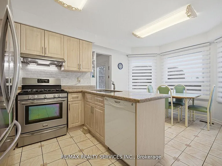 62 Fernbrook Cres — Photo 18