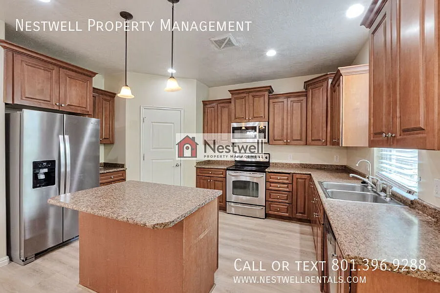 Fabulous 5-bed Home in Daybreak with new flooring! — Photo 3