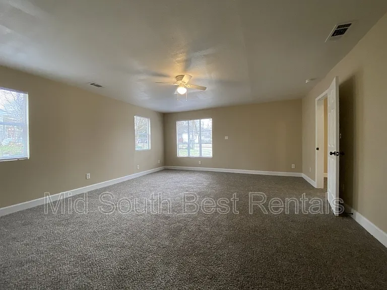 1004 Floyd Ave — Photo 4