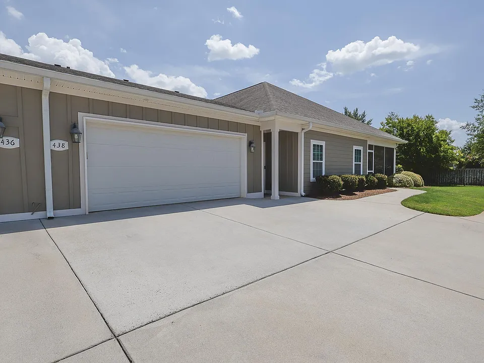 438 Nandina Ct