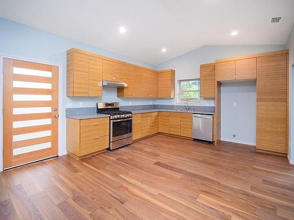 5th image of 546 1/2 College St