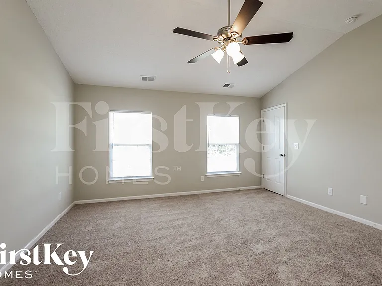 1102 Eastwood Dr — Photo 9