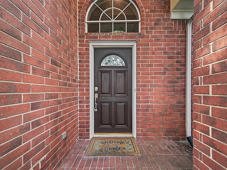 14135 Swallowfield Dr — Photo 2