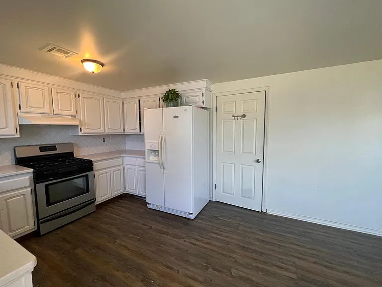 515 Kingsway St — Photo 4