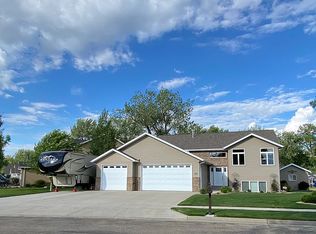 3606 Woodbend Dr SE, Mandan, ND 58554