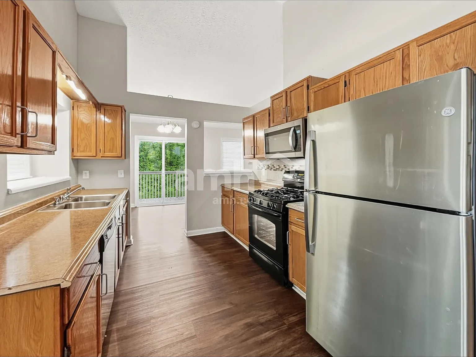 3 bed, 2.0 bath, 1852 sqft, $2,210 — Photo 3