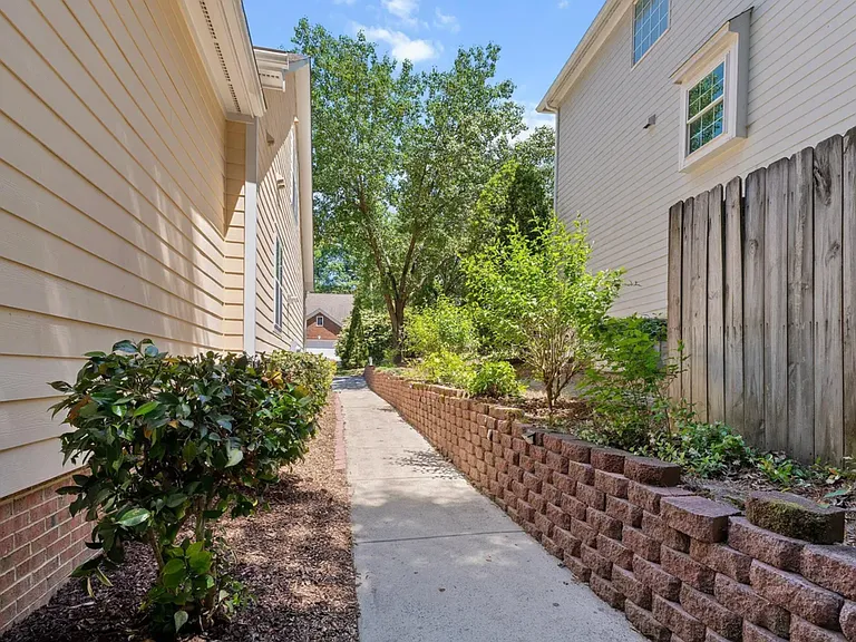 111 Sir Walker Ln — Photo 33