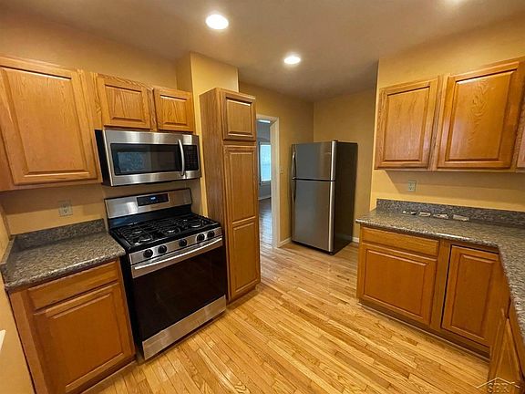 2nd image of 2125 Linda St