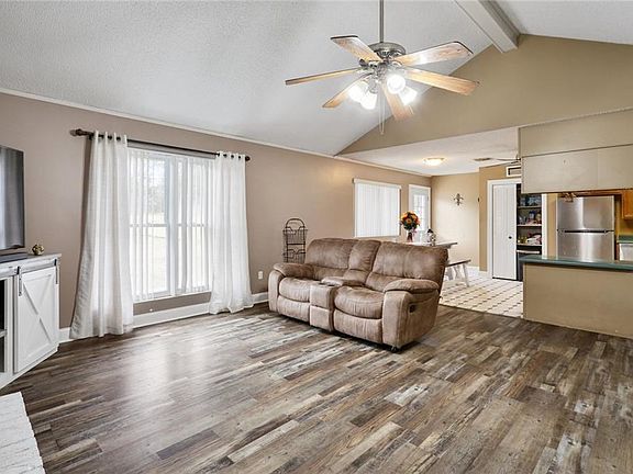 4th image of 440 Oak Ave
