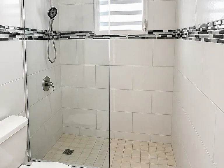 1 Avenida #65 — Photo 7