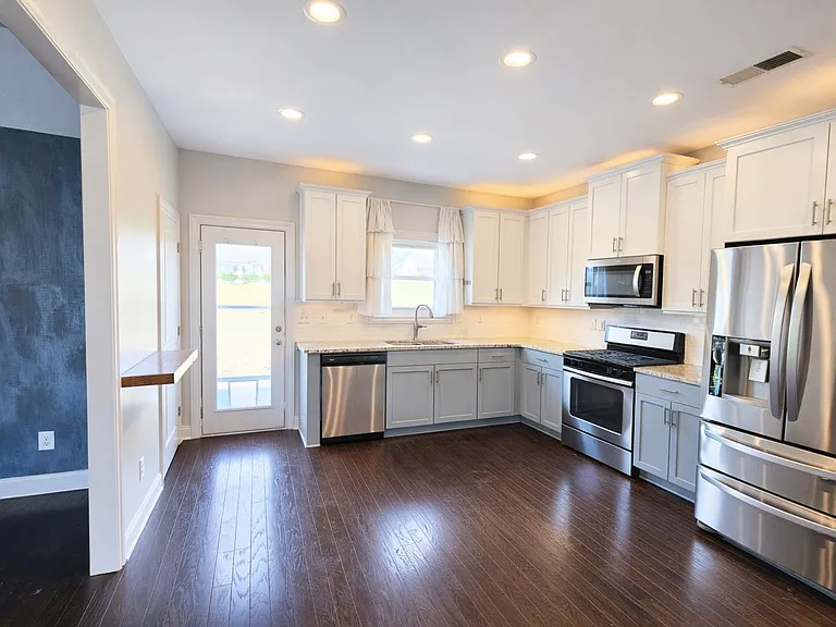 821 Westmoreland Cir NW — Photo 1
