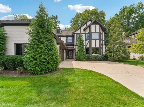 15 Warwick Ln, Rocky River, OH 44116