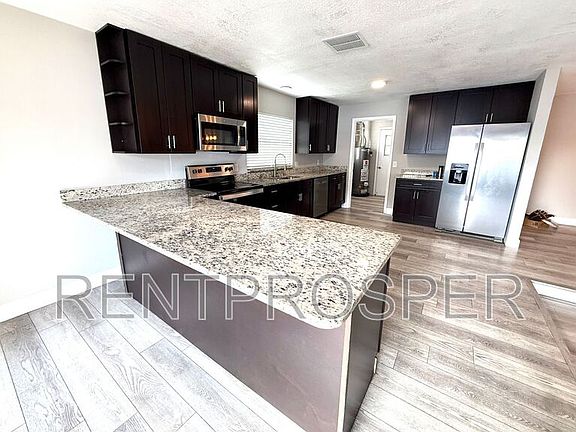 5th image of 376 Imperial Dr