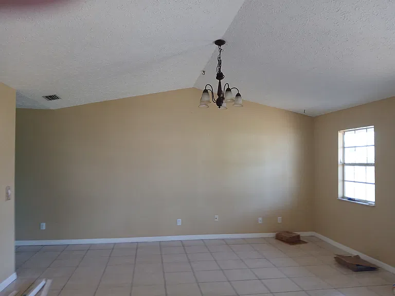 641 NW Cardinal Dr — Photo 4