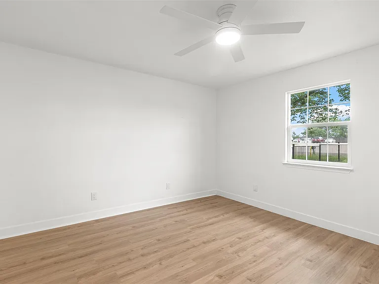 409 Avenue R — Photo 16