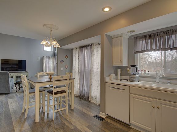 3rd image of 7075 Glade Ln