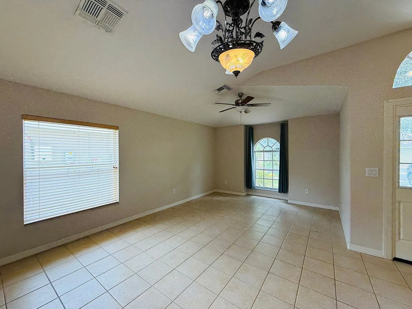 Beautiful 4-Bedroom Home for Rent! — Photo 2